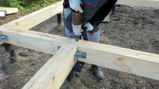 Haus nach Projekt „Solo“, Siedlung Vichuga: Fundament und Grundrahmen