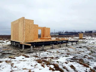 Haus nach Projekt „Mistika-S 2.8“, Region Jaroslawl: Boden und Wände aus SIP-Paneelen