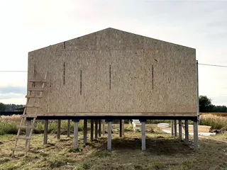 Haus nach individuellem Entwurf, Dorf Turovo: Wandmontage