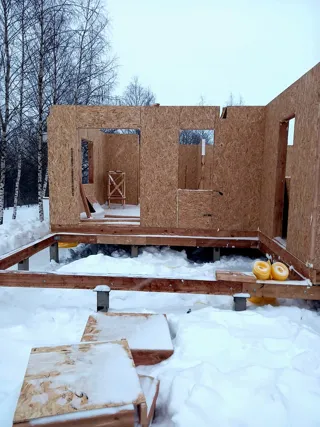Custom-design house, Yadrominskoe village: wall assembly