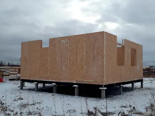 Haus nach Projekt „Metschta pl.4“, Siedlung Pervyy: Wandmontage