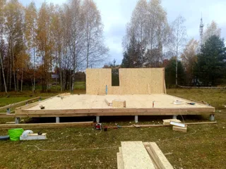 Haus nach individuellem Entwurf, Dorf Protive: Wandmontage