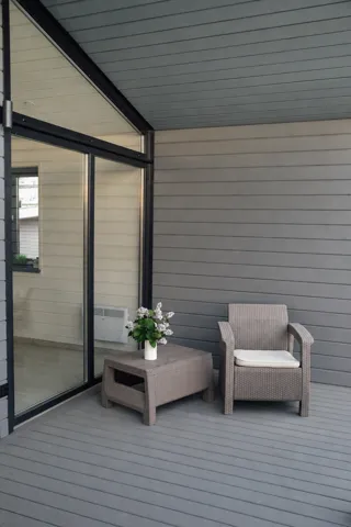 Überdachte Terrasse des gebauten Hauses Barnhouse 76