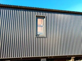 Showroom Barnhouse 76.3 in Kostroma: Dach und Fassadenprofil