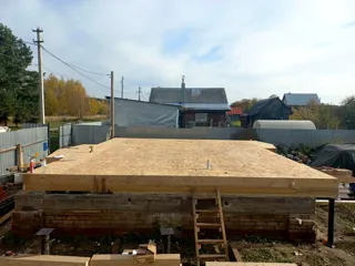 107 m² house built to a custom design, Shuya: SIP panel floor at level 0
