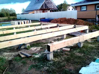 Özel projeye göre ev, Suzdal: temel ve alt bağlama kirişi