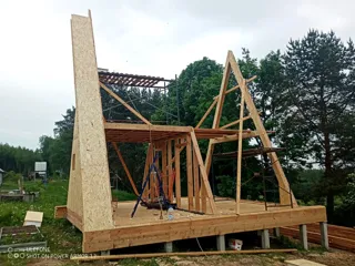 “A-Frame 57” projesine göre ev, Poddubnovo köyü: duvar montajı