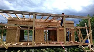 Haus nach Projekt „Mistika - S2.8“, Dorf Kukarino: Terrasse und Eingangsbereich