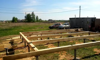 Haus nach Projekt „Radoniza“, Dorf Kalacheva: Fundament und Grundrahmen