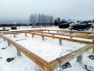 86,7 m² house built to a custom design, Shuya: foundation and sill strapping