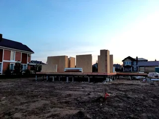 Haus nach individuellem Entwurf, Siedlung Severnyy: Wandmontage