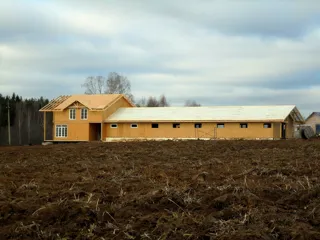 Haus nach Projekt „Barskoe pomeste“, Gebiet Kostroma: Wandmontage