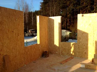 Haus nach individuellem Entwurf, Strunino: Wandmontage