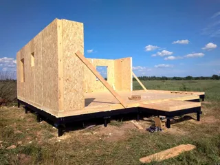 Haus nach Projekt „Jessentuki 8x8“, Siedlung Pervyy: Wandmontage