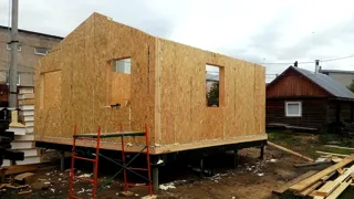 Haus nach individuellem Entwurf, Siedlung Pestyaki: Wandmontage