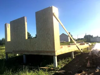 58 m² ev, “Slavyanskiy Skit” projesi, Alabukhino köyü: duvar montajı