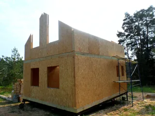 Haus nach Projekt „Metschta pl.4“, Dorf Bychikha: Wandmontage