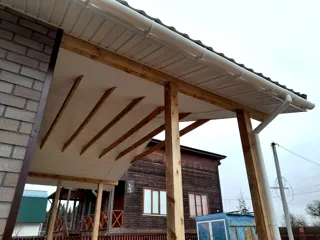 Haus nach Projekt „Finnisch 60“, Gebiet Moskau: Terrasse und Eingangsbereich