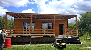 Haus nach Projekt „Mistika - S2.8“, Dorf Kukarino: Terrasse und Eingangsbereich