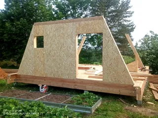 “A-Frame 57” projesine göre ev, Poddubnovo köyü: duvar montajı