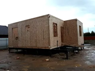 Haus nach Projekt „Majak“, Dorf Verkhnee Myachkovo: Wandmontage