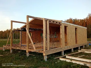Haus nach Projekt „Barnhouse 65“, Dorf Kryukovo: Terrasse und Eingangsbereich