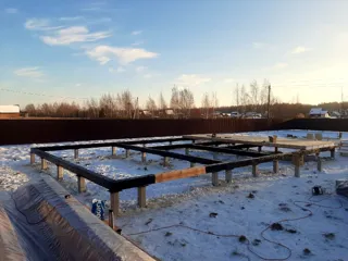 House built to a custom design, Kostroma: foundation and sill strapping