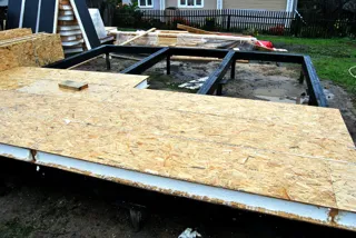 Haus nach individuellem Projekt, Siedlung Pestyaki: Fundament und Grundrahmen