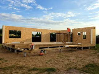 Haus nach Projekt „HiTech 91“, Dorf Zabore: Wandmontage