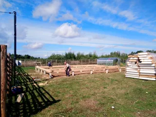 “Barnhouse 76.1” projesine göre 100 m² ev, Rodniki: temel ve alt bağlama kirişi