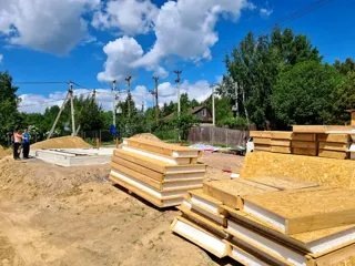 Haus nach Projekt „Barnhouse Otrazhenie“, Dorf Ligolambi: Lieferung des Hausbausatzes