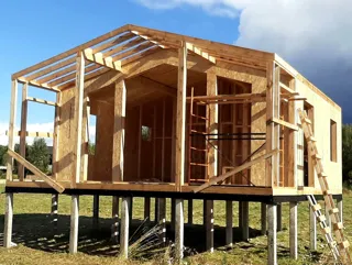 Haus nach individuellem Entwurf, Dorf Turovo: Wandmontage