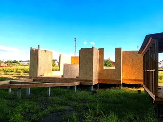 Haus nach individuellem Entwurf, Chekhov: Wandmontage