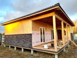 Haus nach Projekt „Randevu - E2.8“, Dorf Bashutino: Fassadenverkleidung