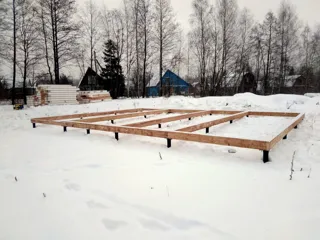 Haus nach Projekt „Jaroslawl“, Dorf Karmanovo: Fundament und Grundrahmen
