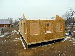 Haus nach Projekt „Radoniza“, Region Kaluga: Wandmontage