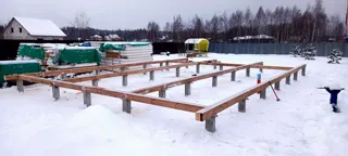 Haus nach Projekt „Barnhouse 76.3“, Dorf Konokhovo: Fundament und Grundrahmen