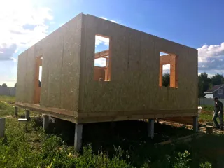 58 m² ev, “Slavyanskiy Skit” projesi, Alabukhino köyü: duvar montajı
