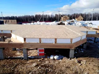 Banja, Projekt „Florida“, Dorf Balabanovo: Boden aus SIP-Paneelen auf Höhe 0