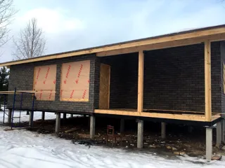 Haus nach Projekt „Korsar - D2.8“, Siedlung Gustomesovo: Fertiges Haus