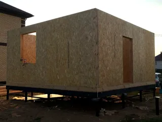 Haus nach Projekt „Alfa“, Siedlung Pervyy: Wandmontage