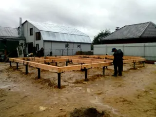 Haus nach Projekt „Majak“, Dorf Verkhnee Myachkovo: Fundament und Grundrahmen
