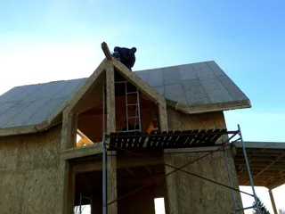 Haus nach Projekt „Garmonija 122.89“, Vichuga: Wandmontage