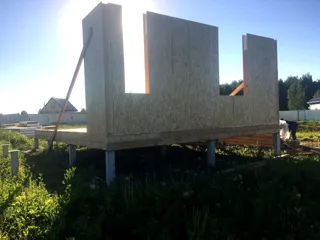 58 m² ev, “Slavyanskiy Skit” projesi, Alabukhino köyü: duvar montajı