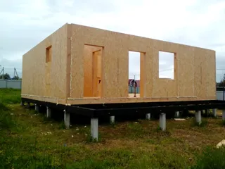 Haus nach individuellem Entwurf, Siedlung Sadovyy: Wandmontage