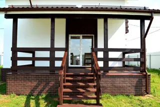 Haus nach Projekt „Fantasija“, Siedlung Plotina: Fassadenverkleidung