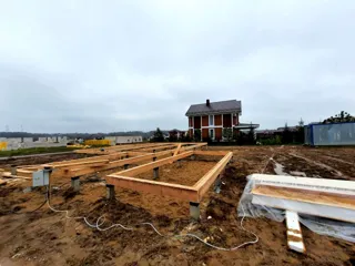 Haus nach individuellem Projekt, Siedlung Severnyy: Fundament und Grundrahmen