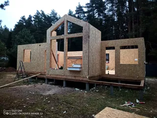 Custom-design house, Svetloe village: wall assembly
