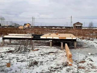 Haus nach Projekt „Metschta pl.4“, Siedlung Pervyy: Fundament und Grundrahmen