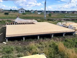 Haus nach individuellem Entwurf, Kostroma: Boden aus SIP-Paneelen auf Höhe 0